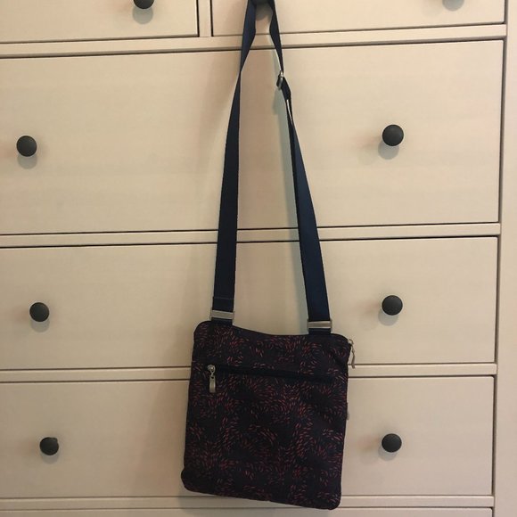 Baggallini travel bag with small purse on inside - Picture 2 of 4